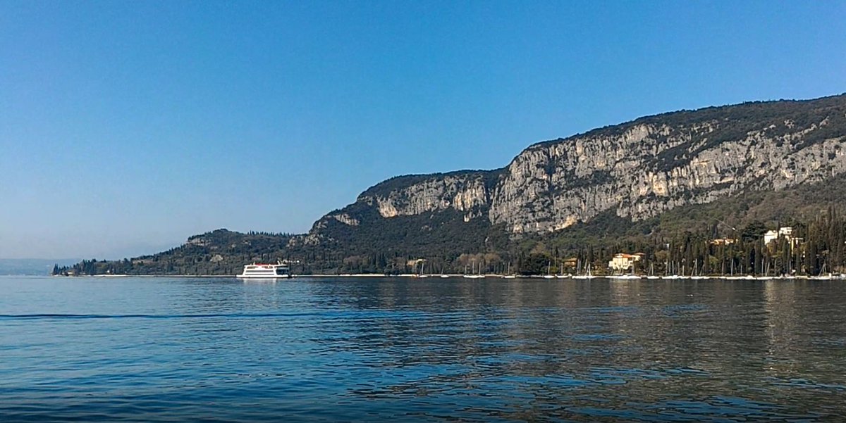LagodiGardaVene's tweet photo. Ti va di fare un giretto sull'acqua? 💦 Scopri gli orari dei traghetti #Navigarda per la primavera 2017: https://t.co/PfvVkxhssg #LagodiGarda https://t.co/MYLxlwMMvg