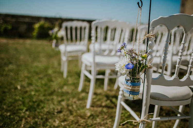 GreatEventDevon's tweet image. We love the fresh, loose, simple florals that adorn this aisle. whimsicalwonderlandweddings.com/idyllic-summer…
