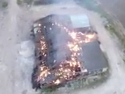 DailyMirror's tweet photo. Amazing drone video shows blaze ravaging barn - shot by bloke sitting in his living room
https://t.co/WdJF2wwiDo https://t.co/kqZb80BOj0