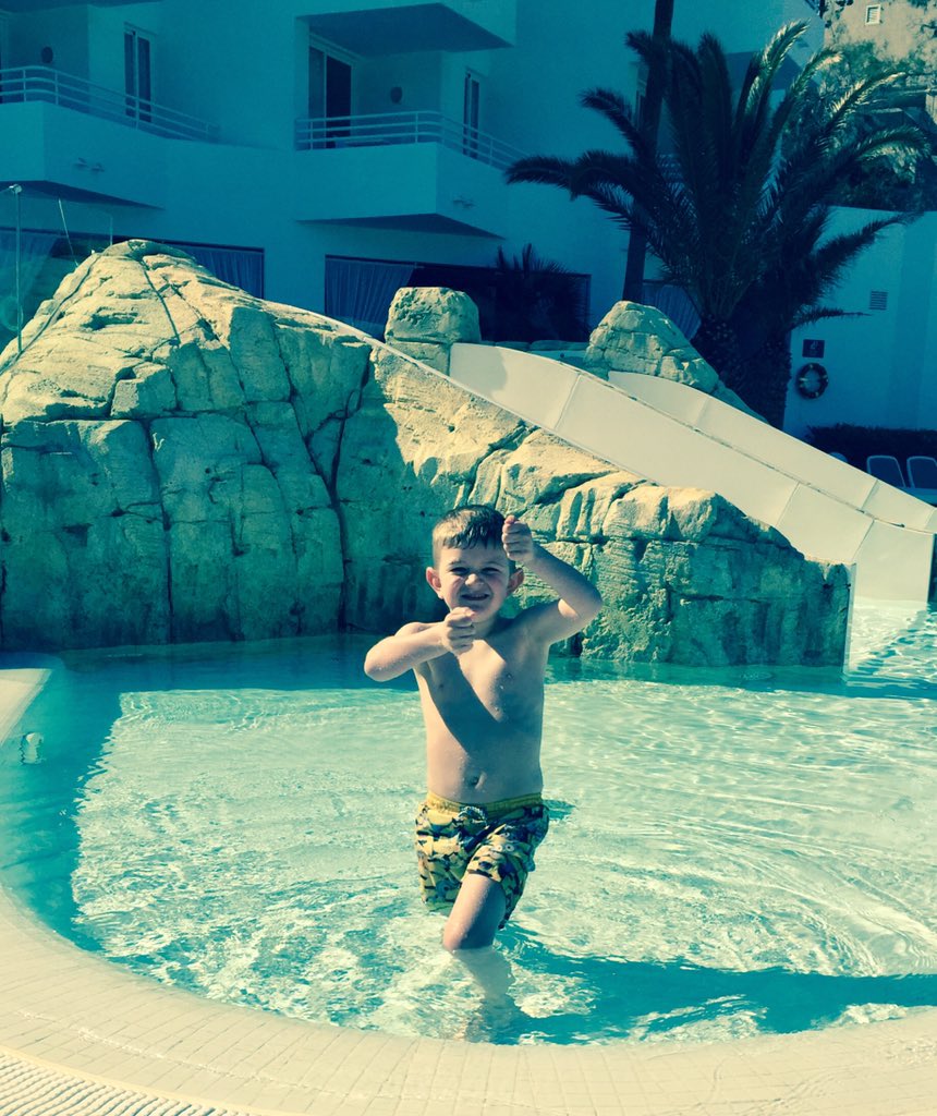 <a href="/FERGUSHotels/">FERGUS Hotels</a> <a href="/FERGUSStyle/">FERGUSStyle</a> We're having a lovely time 😃