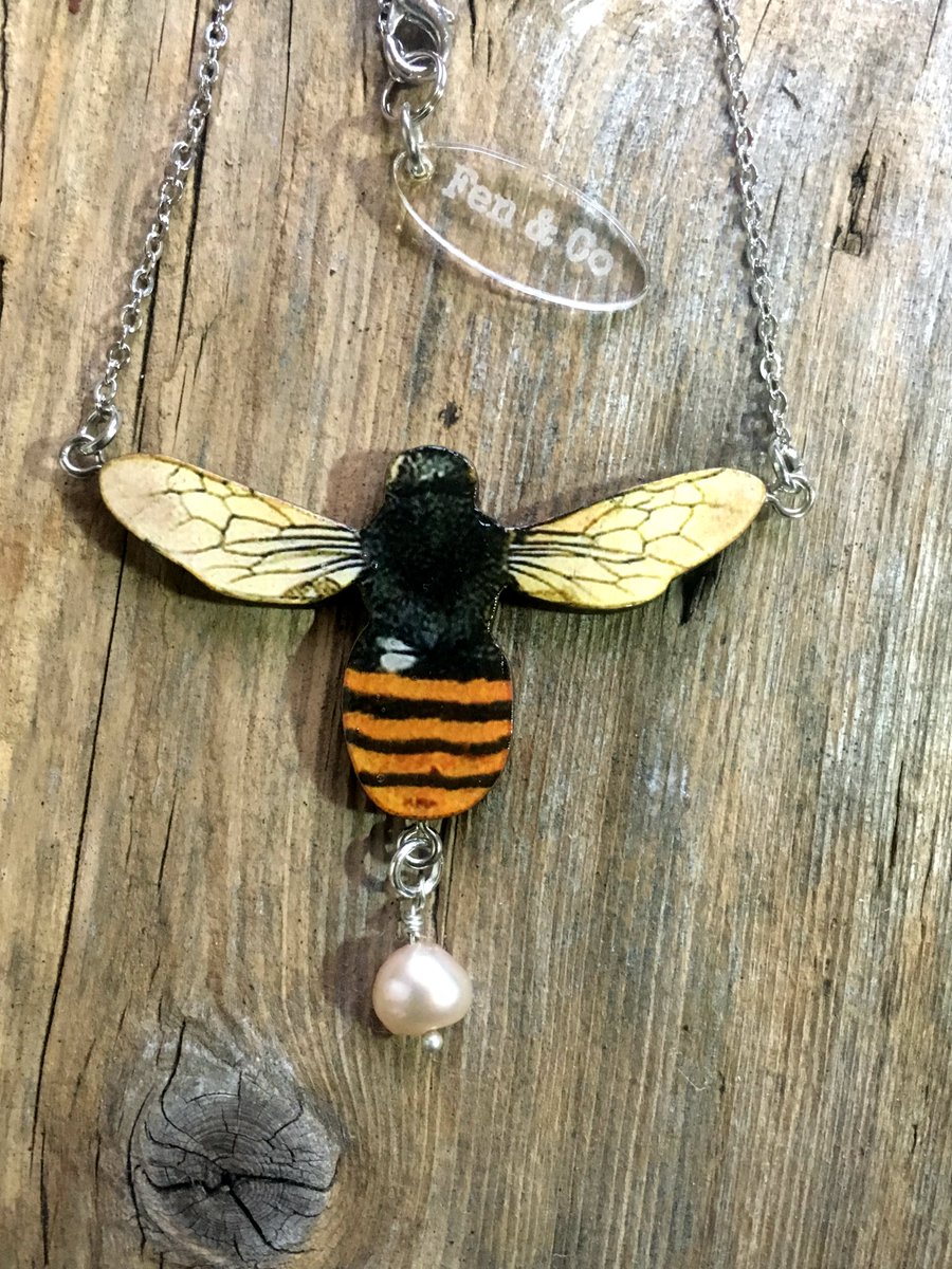 FLASH giveaway - your chance to win this lovely bee from <a href="/FenandCo/">FenandCo</a>! Simply re-tweet this post now! See more here fenandco.com