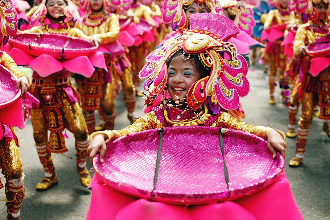 PhilTourismME's tweet photo. !You can never run out of costumes for a party in Sinulog
 عدد الأزياء التنكرية الزاهية في سينولوك ليس له نهاية! #itsmorefuninphilippines https://t.co/PVznjOk8qP