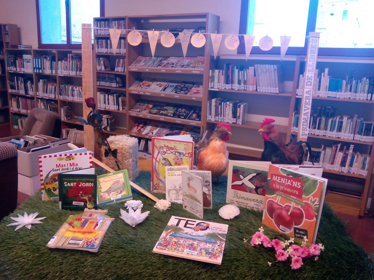 bibliomln's tweet photo. 1 #primaveradellibres #móralanova #santjordialabiblioteca #quèfemalesbiblios #aparadorsculturals. Gràcies #pastisseriaelsmasos @txetes68 https://t.co/0kRBuiNKF8