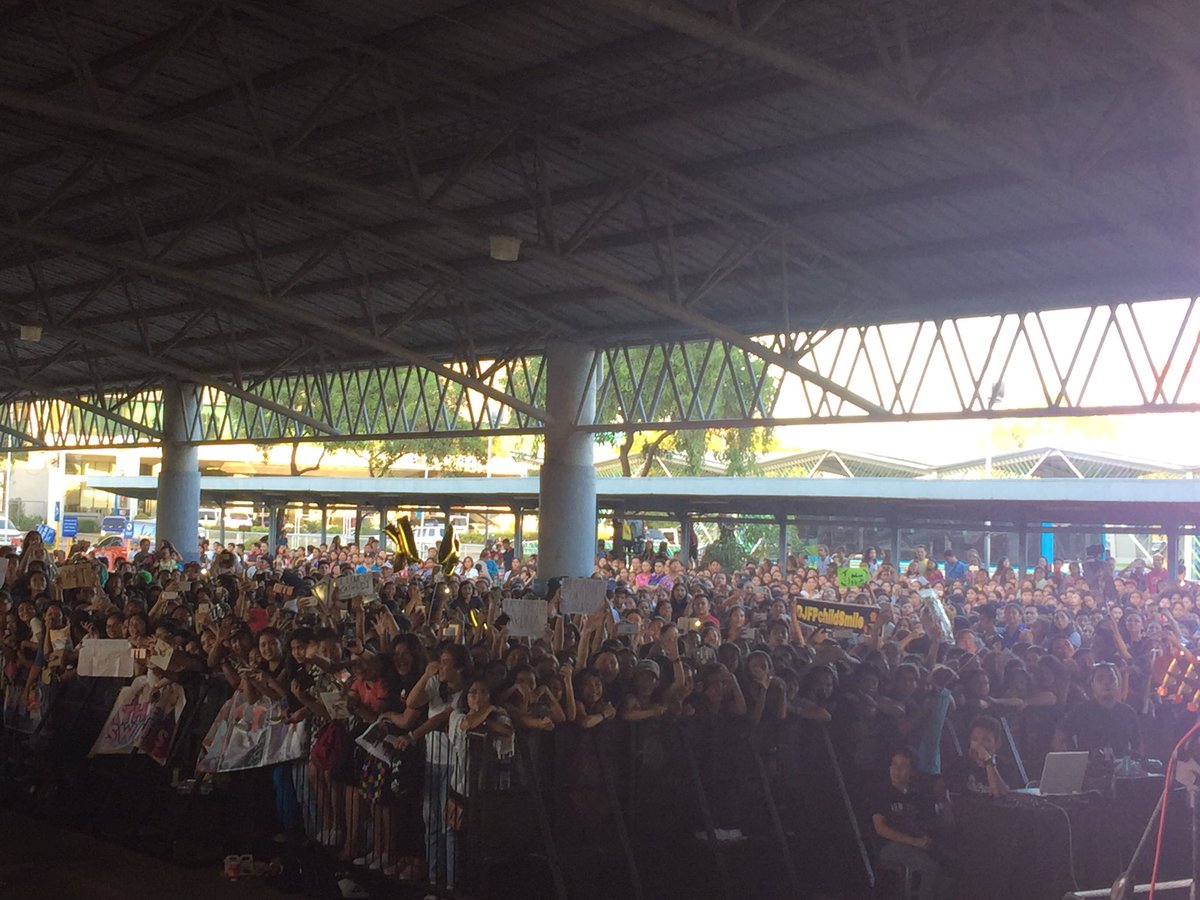 mjfelipe's tweet photo. LOOK: Thousands of Cebu fans waiting for Kathryn and Daniel. https://t.co/R4DWbCjcJo