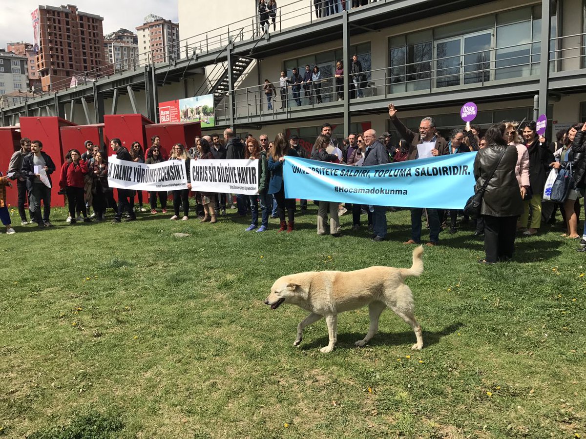 BarisAkademik's tweet photo. #ChrissizBilgiyeHayır 
#HocamaDokunma
Asla Yalnız Yürümeyeceksin! https://t.co/hiKVnWBlEN