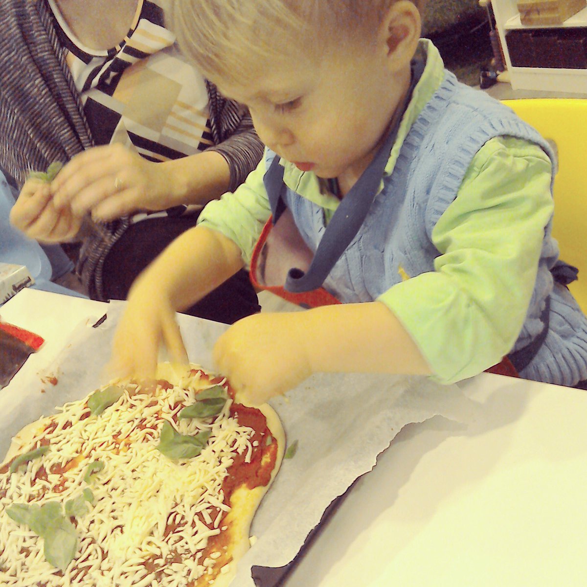 beaupeepsfulham's tweet photo. What's cooking at #nursery ? Homemade pizza! 🍕 #nomnom #HealthyEating #kidscookery #preschool #EYFS https://t.co/cC7EhN3MK8