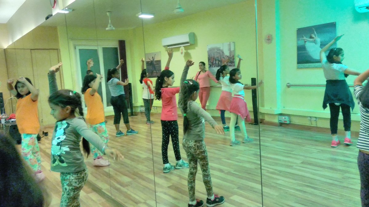 dancercise_danc's tweet image. Dancing is not an expression of body. But the expression of heart, mind and soul!
#bollywood #classroutine #passion #dancercise