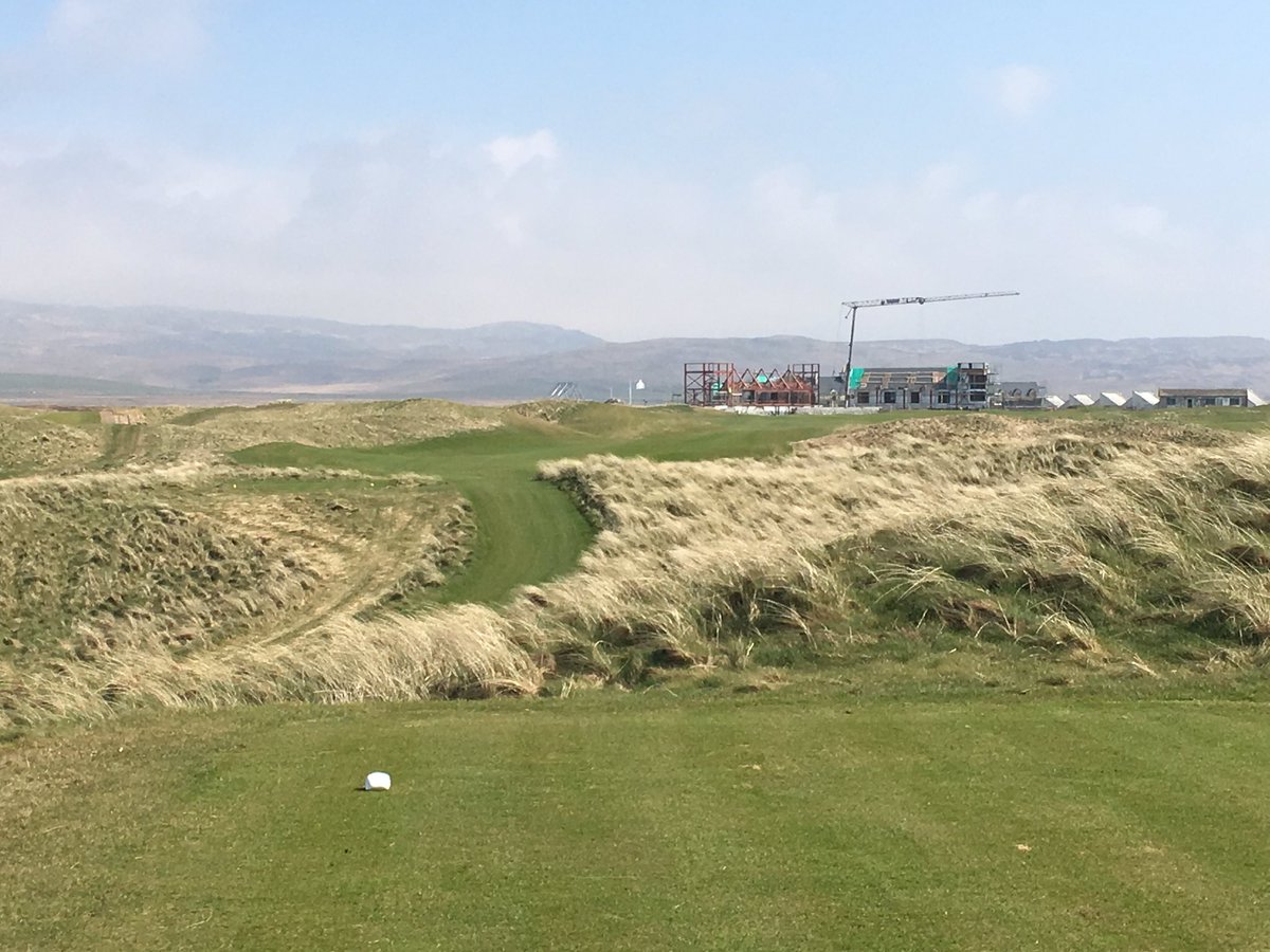 TheMachrie's tweet photo. Hole 18, 526yds, par 5, weaves between dunes back towards hotel, very undulating fairway, green slightly raised and at angle for approach ⛳ https://t.co/uTEjHyDq38