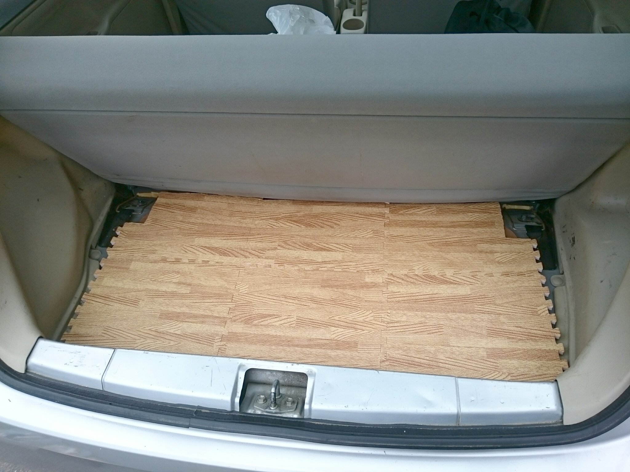 増田幸一郎 Al Twitter 本日から3連休 ということで エッセの掃除等々を実施 セリアで買ったブロックタイプのマットをトランクに なかなかエエ感じ L235s Esse Daihatsu Seria エッセ ダイハツ 100均 T Co Tutwg9idlo Twitter