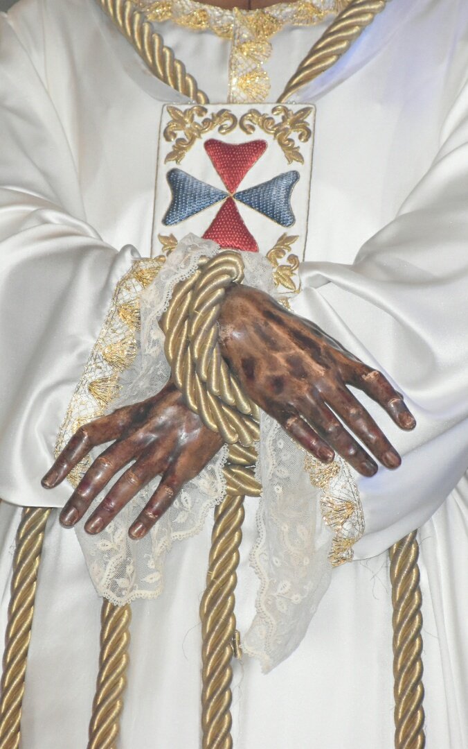 Todo a punto para recibirles en este Lunes Santo. Esta noche procesiona el Cautivo, el Señor de Málaga, y así luce ya en su casa hermandad.
