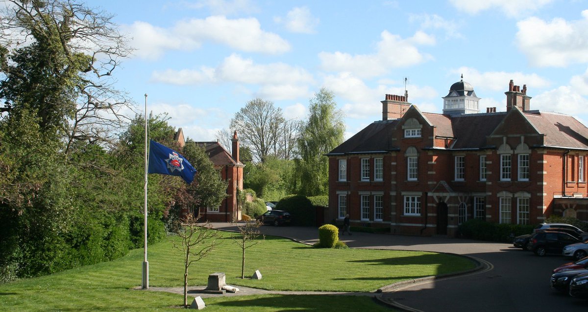 EssexPoliceUK's tweet image. Flags at half mast as #westandtogether at 2pm today for #PCKeithPalmer
Thoughts with his family, friends + colleagues
#StandForKeith