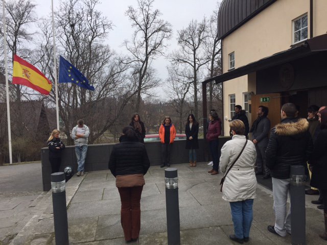 EmbEspEstocolmo's tweet photo. Minuto de silencio en la Embajada de España por las victimas del atentado en Estocolmo. https://t.co/sG57ivmGkL