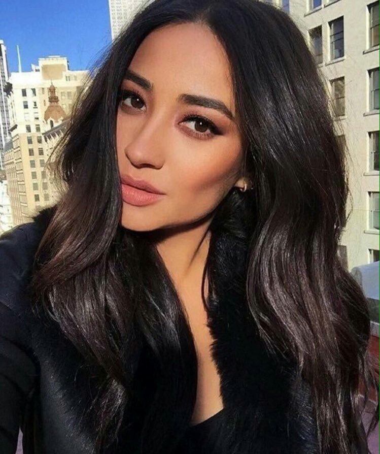 A Shay é tão linda que podia ser um elogio né? Tipo \"você ta tão Shay Mitchell hoje\" HAPPY BIRTHDAY SHAY MITCHELL 