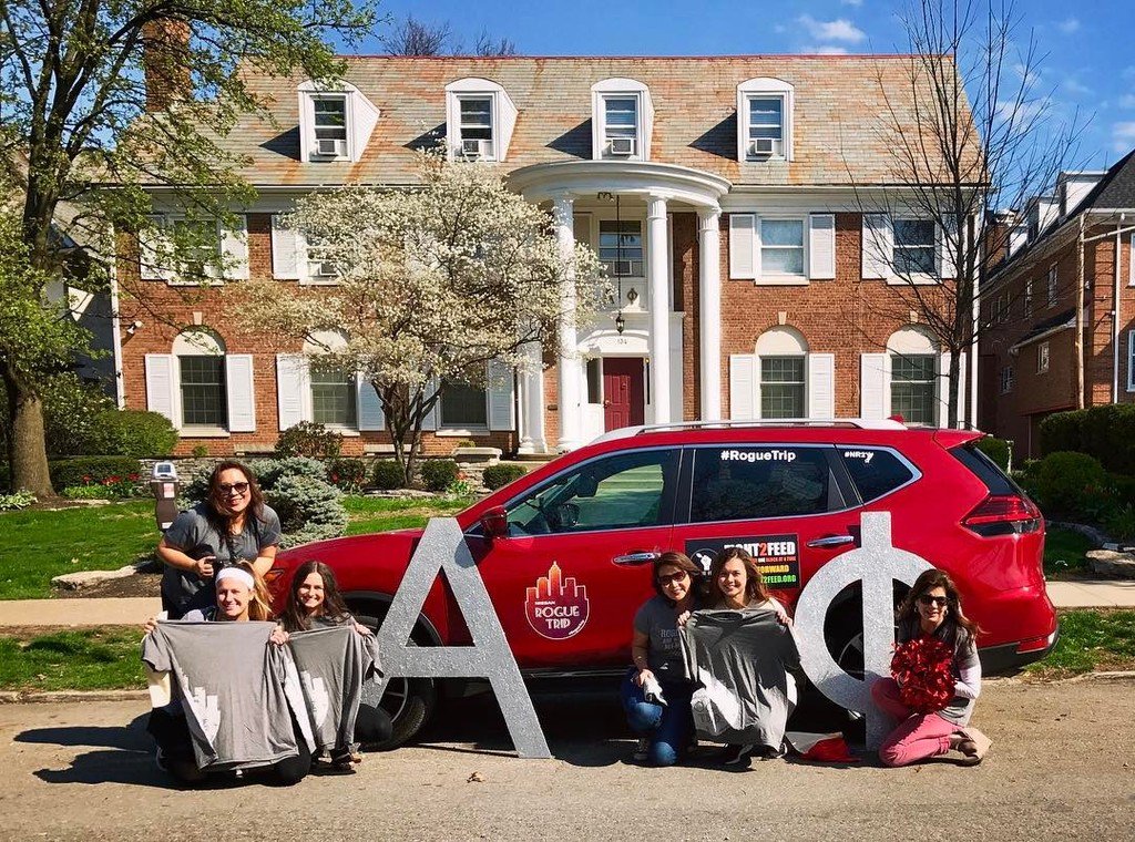 NancyLoo's tweet photo. ❤️ this @nissanusa #RogueTrip #NR2 stop! @alphaphiohiostate (&amp; my girl) @OhioState 🚗🛣🗽🏁 #ChicagonistaLIVE #charity… https://t.co/Z4cKAscskO https://t.co/oiIRmLfdvH