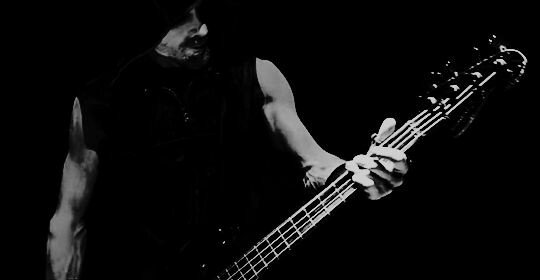 DFVR63's tweet photo. #Rammstein 
#Oliver_Riedel https://t.co/O1sHLfmiSy