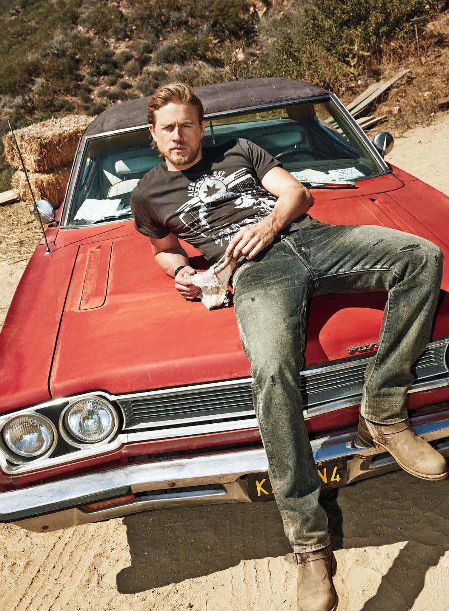 || Happy birthday to this hunk of a man; Charlie Hunnam. 