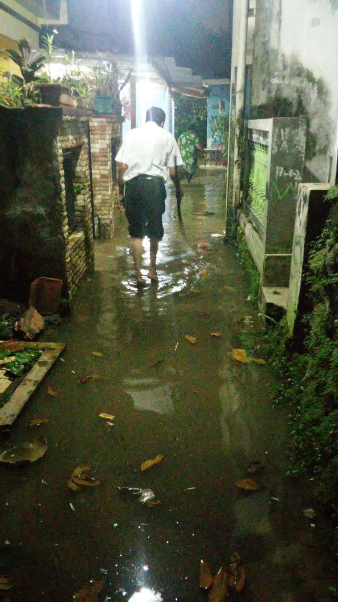elquadt's tweet photo. @DinasSDAJakarta jalan brigif bawah ciganjur tepatnya dekat pembangunan tol sudah banjir https://t.co/n03GPdEuoQ