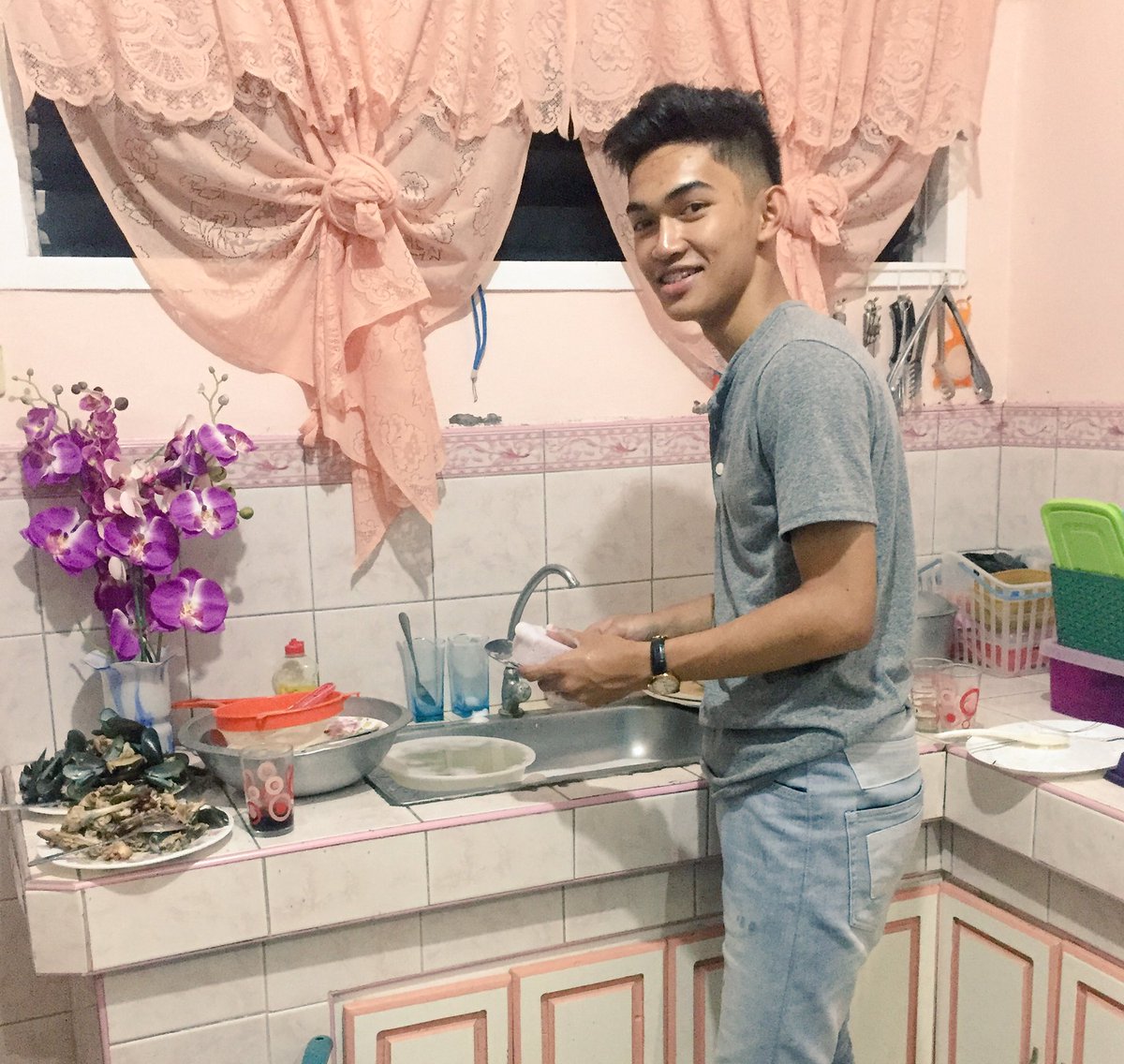 jvyssssssssss's tweet image. Fafa dishwasher.. For hire siya.. pwede pud e take home haha
#pogiproblem @Joeeeeseph .. how to be you po?