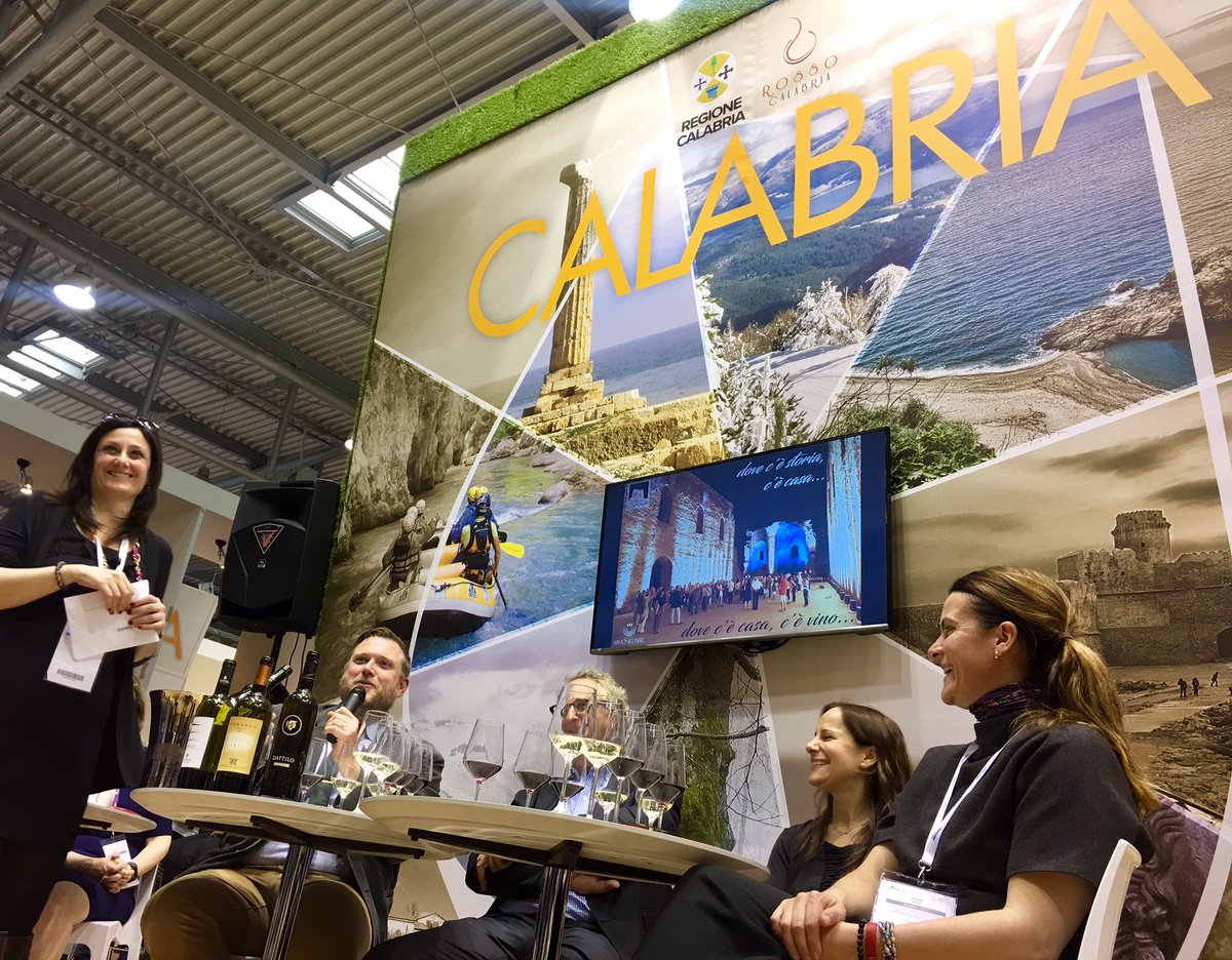 Rosso_Calabria's tweet photo. Dalla storia alla cultura, dalla cucina ai vini: l'Italia è una meta davvero affascinante per gli Stati Uniti #calabriavinitaly2017 https://t.co/KgmKxp5y9d