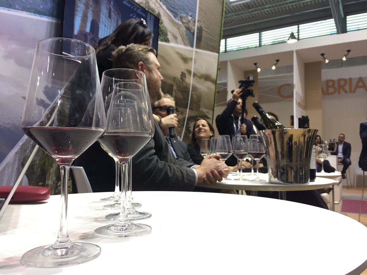 Rosso_Calabria's tweet photo. Dalla storia alla cultura, dalla cucina ai vini: l'Italia è una meta davvero affascinante per gli Stati Uniti #calabriavinitaly2017 https://t.co/KgmKxp5y9d