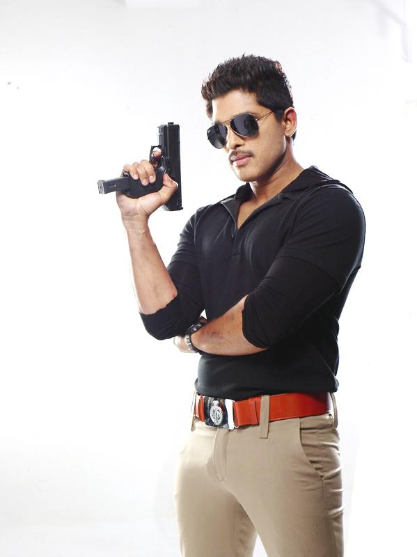 alluranjani's tweet photo. .@alluarjun @alluarjun DARLING!!!😍😎👌 Just FewMins Police Getup!!Anthuke Ela Aiyi Pothamu!! FullMovie Ante!!!!!!!!!! 😍😎👌 #3YearsForBBHitRaceGurram https://t.co/Of0ej0min1