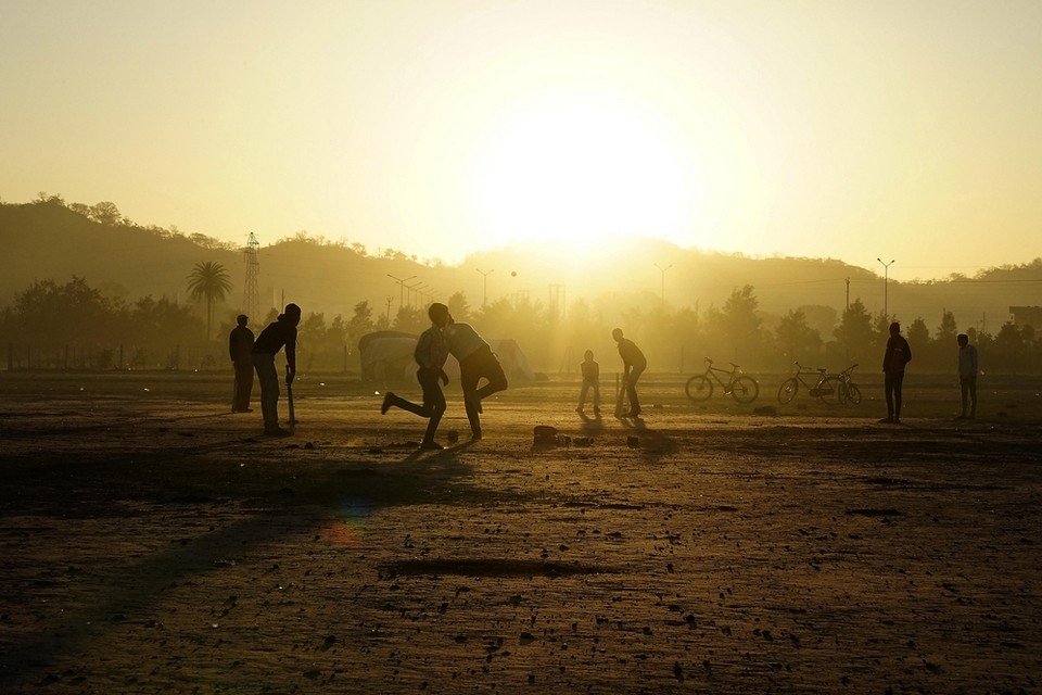 NationalViewUAE's tweet photo. Focal Point: Young boys play cricket during sunrise at Kaimbwala village behind Sukhna Lake in Chandigarh, India. - https://t.co/nIDn9k2iTc https://t.co/cTOUxTEnwu