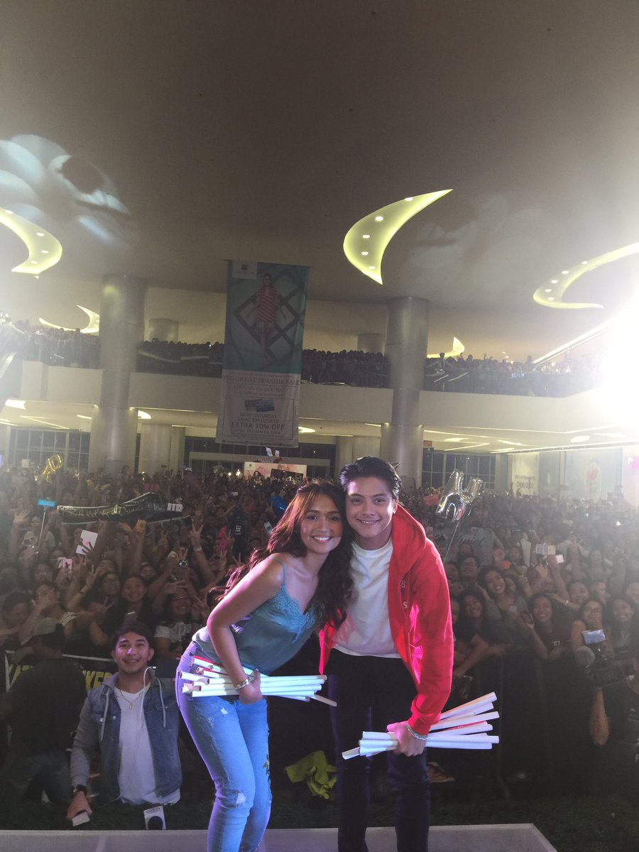 mjfelipe's tweet photo. LOOK: Estimated crowd of 8,000 fans here at SM Seaside (second leg) alone waited for Kathryn and Daniel. Four floors jampacked. https://t.co/dfn42aEjBv