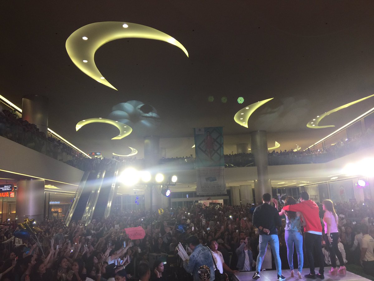 mjfelipe's tweet photo. LOOK: Estimated crowd of 8,000 fans here at SM Seaside (second leg) alone waited for Kathryn and Daniel. Four floors jampacked. https://t.co/dfn42aEjBv