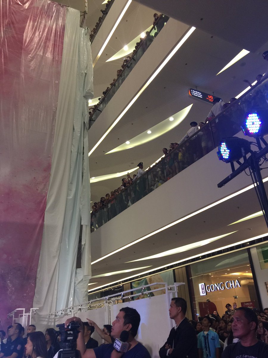 mjfelipe's tweet photo. LOOK: Estimated crowd of 8,000 fans here at SM Seaside (second leg) alone waited for Kathryn and Daniel. Four floors jampacked. https://t.co/dfn42aEjBv