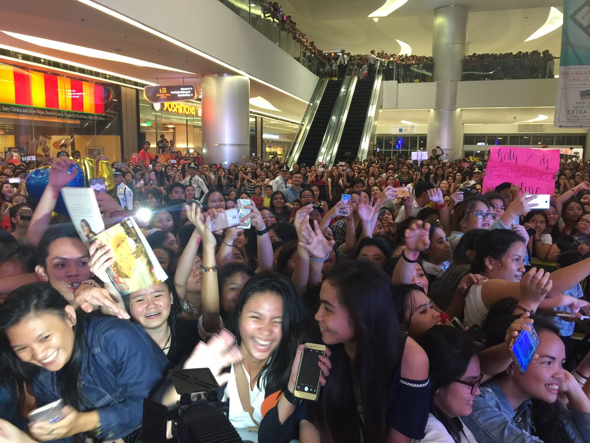 mjfelipe's tweet photo. LOOK: Estimated crowd of 8,000 fans here at SM Seaside (second leg) alone waited for Kathryn and Daniel. Four floors jampacked. https://t.co/dfn42aEjBv