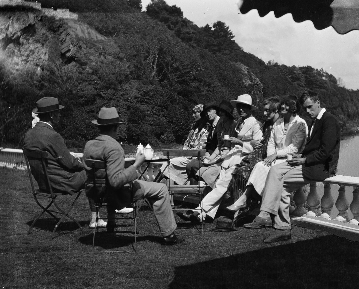 Portmeirion's tweet photo. How cool is this 1930s film of Portmeirion? #vintage #tourism #FindYourEpic 
https://t.co/zbhv7nF3j5 https://t.co/7O33SD2afg