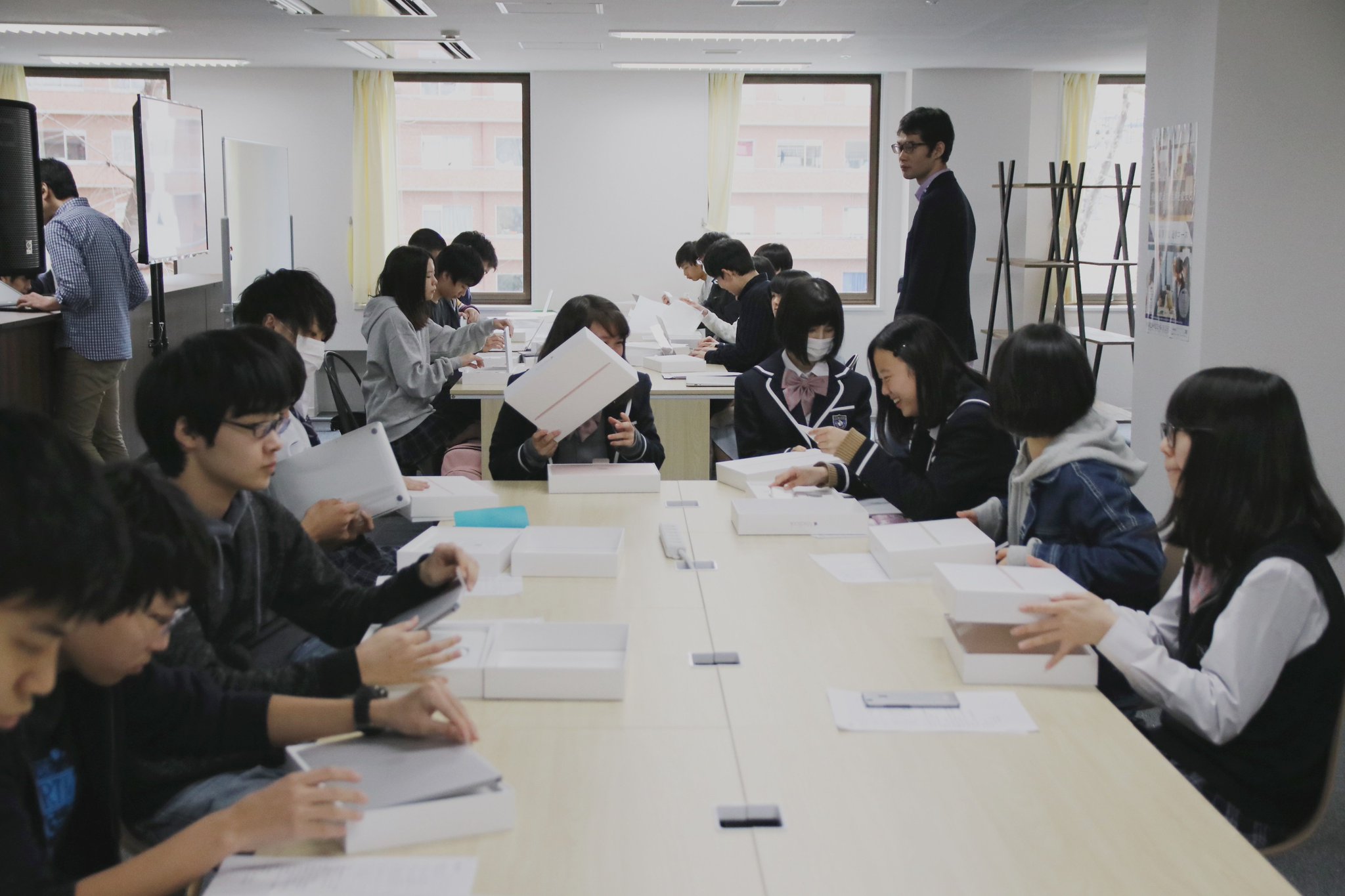 N高等学校 S高等学校 2022年4月新入学生 出願受付中 On Twitter いよいよ 通学コースがスタート 本日は全生徒が初登校し オリエンテーション 初めてのmacbookを手にした瞬間はかなり盛り上がりましたね N高 ネットコース