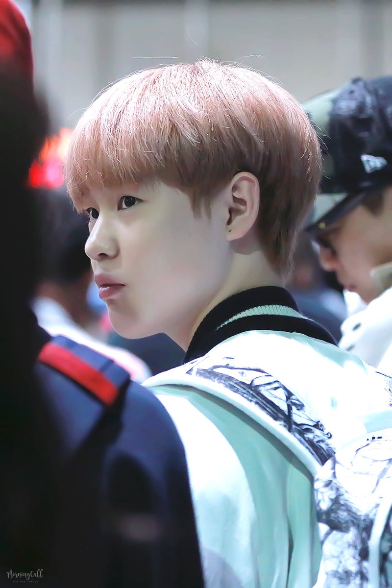 morningcall1122's tweet photo. 170407 마카오 도착 #천러 #엔씨티드림 #CHENLE 뒤돌아보는 천사 https://t.co/BvKsJjtnRu
