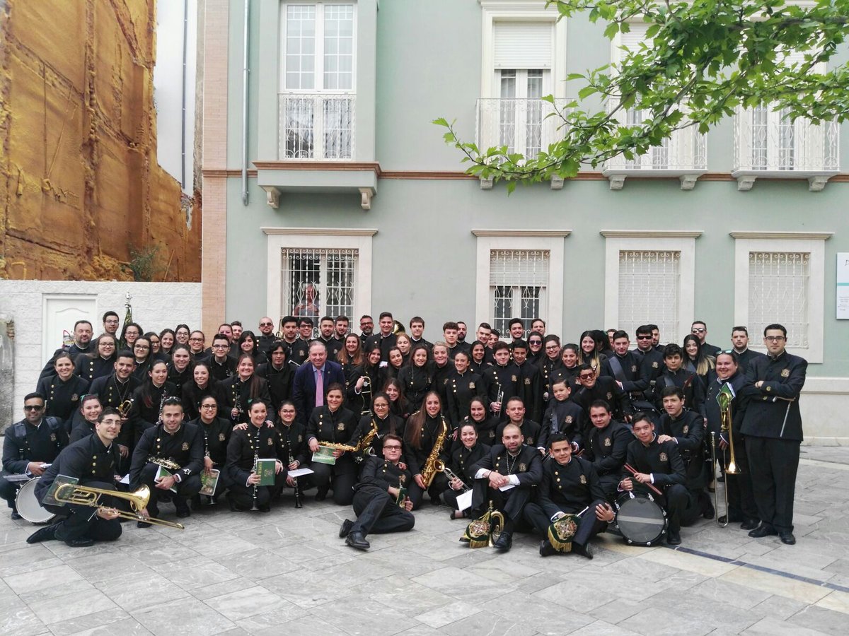 bmESPERANZA's tweet photo. Foto de familia 💚@bmESPERANZA⚓ antes de comenzar nuestra gran Semana Santa.
🔔🔔#SSanta17🔔
🎼bmEsperanzaXXV🎵 https://t.co/Io9lKUNMNI