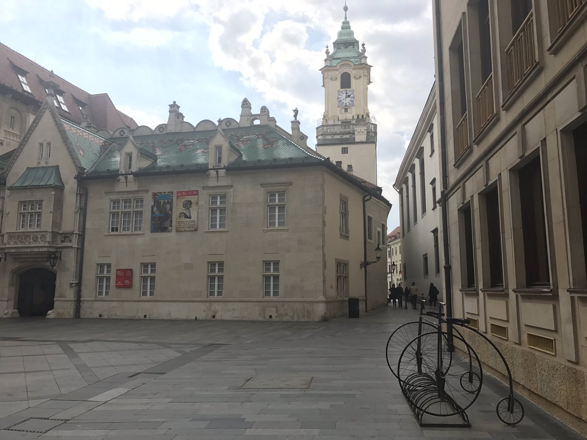 Relaxing lux sedan transfer Vienna to Budapest by <a href="/myDaytrip/">Daytrip</a> stops at #BurgKreuzenstein &amp; #Bratislava  #AustroHungarianVacation