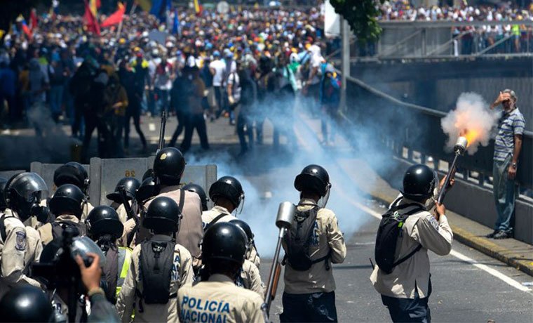 #UE instó al #Gobierno de #Venezuela a “dejar de usar la violencia” contra opositores bit.ly/2oR2Qw5