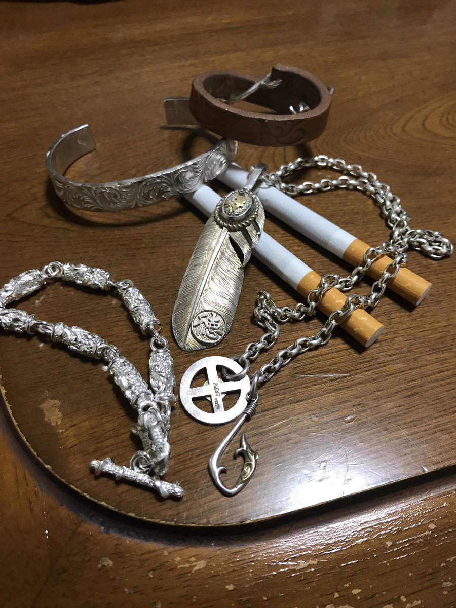 徳島洋二郎 見たいって声が多かったので 僕のアクセサリーご紹介 V笑 シルバーは Akat の レザーブレスは先日作ったやつ シルバーや革は使えば使うほど 味が出るんで好きです デザインに少しだけ 魚釣りを混ぜて これが僕のマイブーム O O 笑 徳島洋二郎 見たいって声が多かったので 僕のアクセサリーご紹介 V笑 シルバーは Akat の レザーブレスは先日作ったやつ シルバーや革は使えば使うほど 味が出るんで好きです デザインに少しだけ 魚釣りを混ぜて これが僕のマイブーム O O 笑