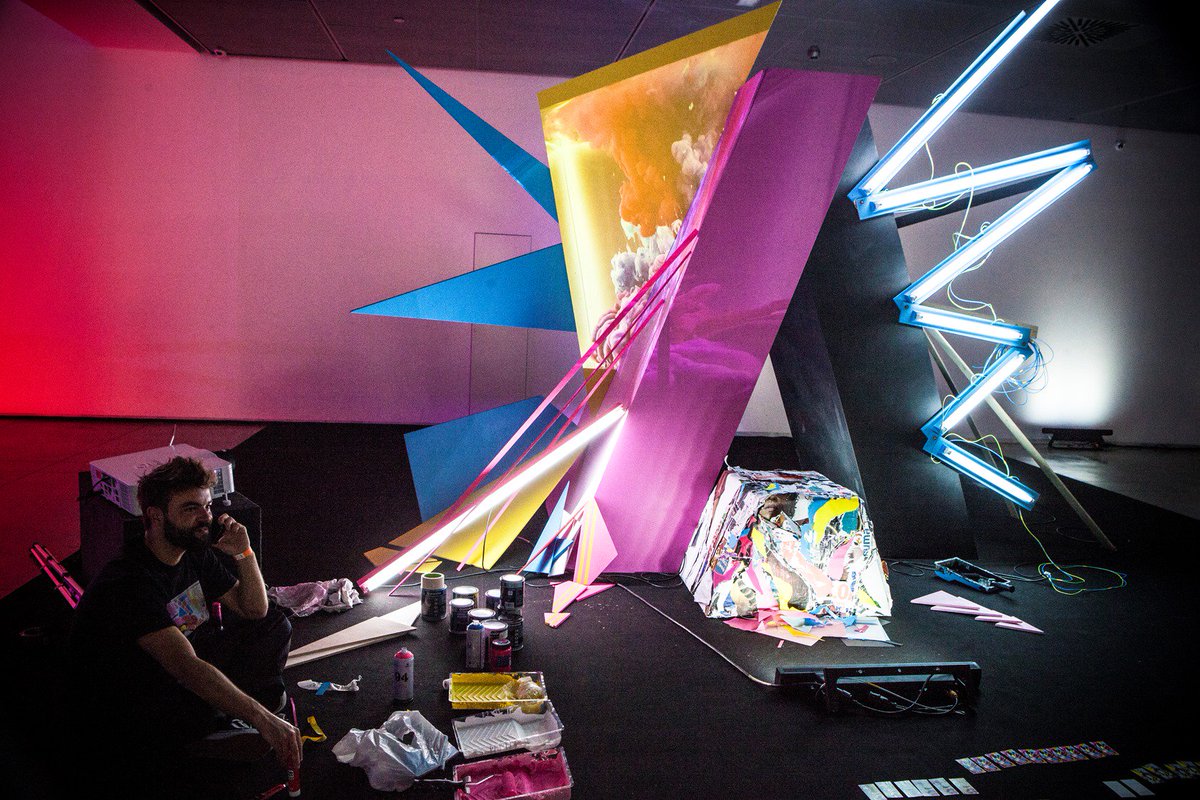 AdobeDACH's tweet photo. Making of #AdobeRemix: Lauro Samblás hat für uns live auf der #OFFF17 seine Version des Adobe-Logos kreiert. Wie findet ihrs?
#AdobeOFFF17 https://t.co/HWfoNWj4dZ