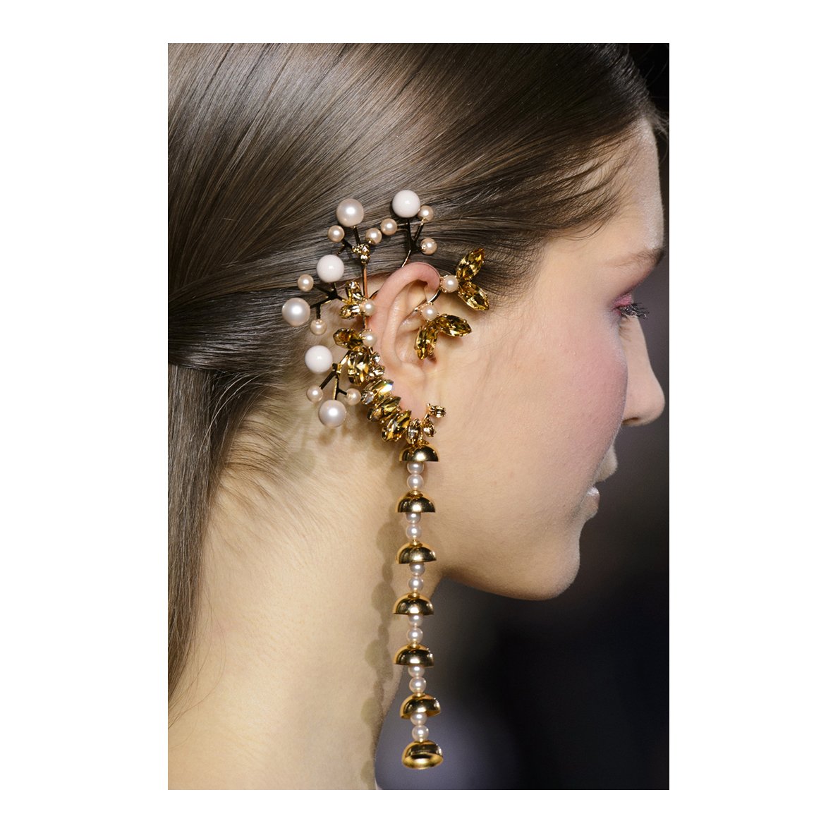 FFOMOEngland's tweet photo. Simple but beautiful ear piece from Elle Saab! #ffomofashion #ffomoloves https://t.co/ItnSZgZA16