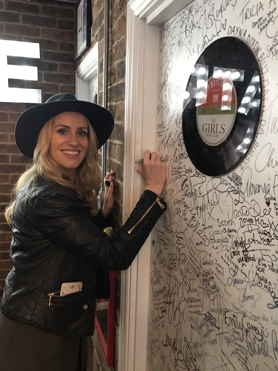TeamPentecost's tweet photo. 💜💜💙💙🎤🎭RT @thetheatrecafe: @MichPentecost is in the building. Signing the door and ready to sing. https://t.co/3ZU1hU92Sx