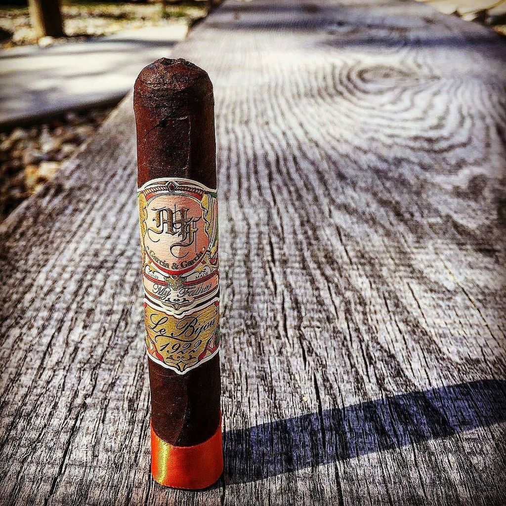 FamousSmokeShop's tweet photo. Photo by @rebel_ar15 - Simply perfect. 👌🏻
#myfathercigars #donpepingarcia #jaimegarcia #cigaraficionado #cigaroft… https://t.co/u6Qb0HmDTN https://t.co/X4dwKjpu0p
