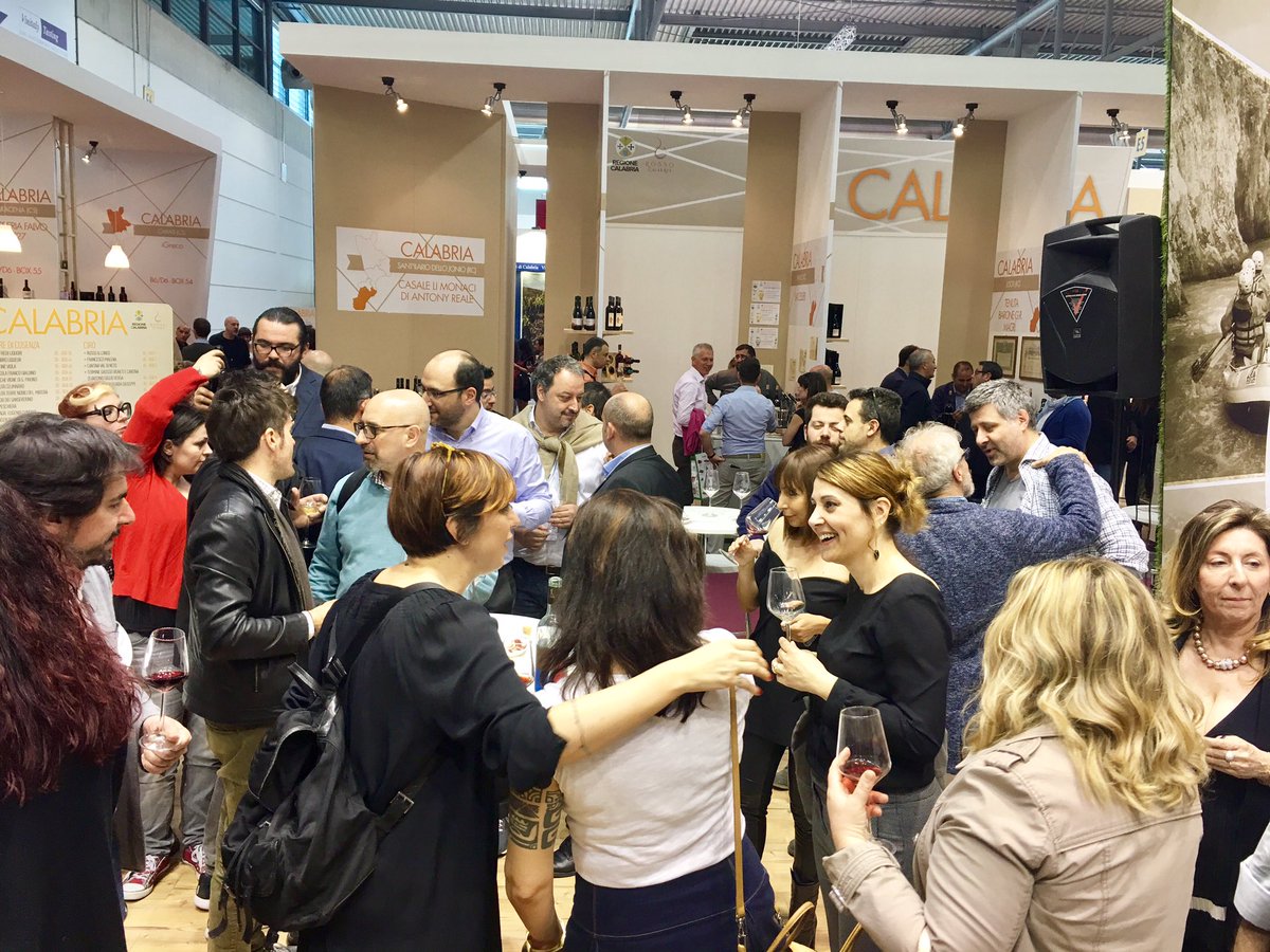 Rosso_Calabria's tweet photo. Anche quest'anno ospitiamo la community di @Intravinocom tanti sorrisi e tanto amore per il vino ! #Vinitaly2017 #calabriavinitaly2017 https://t.co/nIeAJSSQ1R