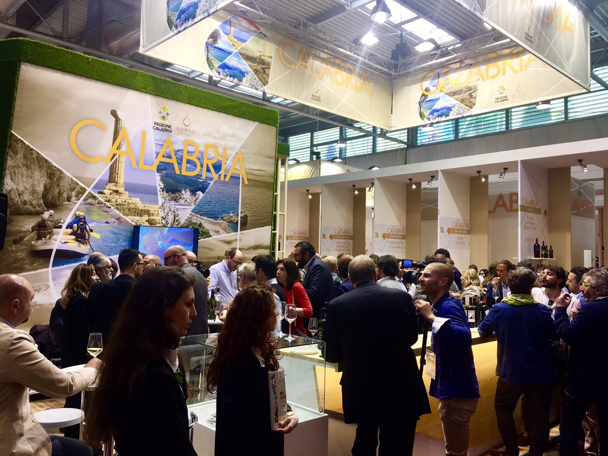 Rosso_Calabria's tweet photo. Anche quest'anno ospitiamo la community di @Intravinocom tanti sorrisi e tanto amore per il vino ! #Vinitaly2017 #calabriavinitaly2017 https://t.co/nIeAJSSQ1R