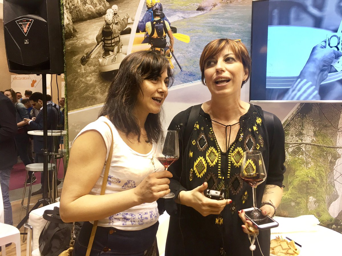 Rosso_Calabria's tweet photo. Anche quest'anno ospitiamo la community di @Intravinocom tanti sorrisi e tanto amore per il vino ! #Vinitaly2017 #calabriavinitaly2017 https://t.co/nIeAJSSQ1R