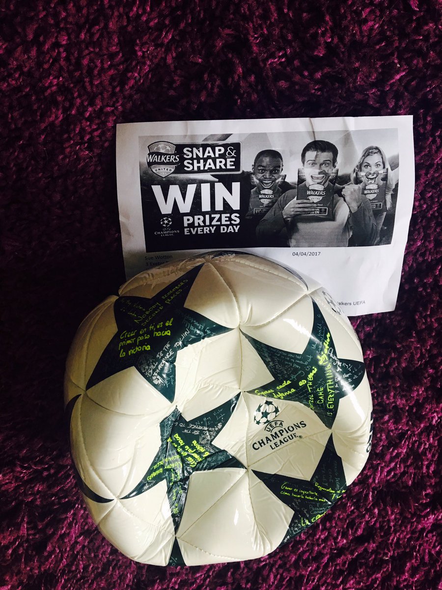 suzywotz's tweet photo. @walkers_crisps @catturvill @madjaxxy @TomLyne34 Suzy's prize has arrived #showusyateeth #winningsmiles  #WalkersUnited #needapump  !⚽️⚽️ https://t.co/usSPIGOOlz