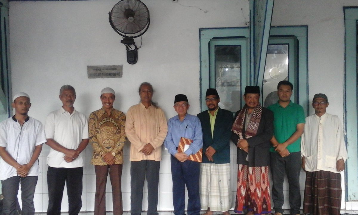 FipkasSurakarta's tweet photo. Restu dari ketua MUI surakarta beliau prof.zainal di masjid paromosono kraton surakarta hadiningrat https://t.co/MVNP6agY3G