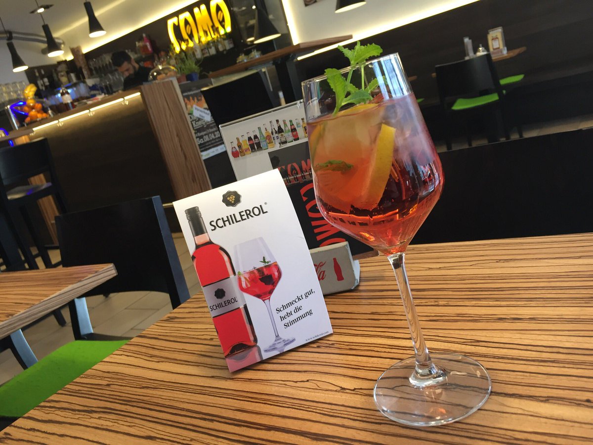 hoomygumb's tweet photo. Mittagspausenbeschäftigung Teil 4: Entspannt einen Schilerol Klassik im Como schlörfen 🍷
#TUTerleben #comoTUT https://t.co/JlVNYmK08z