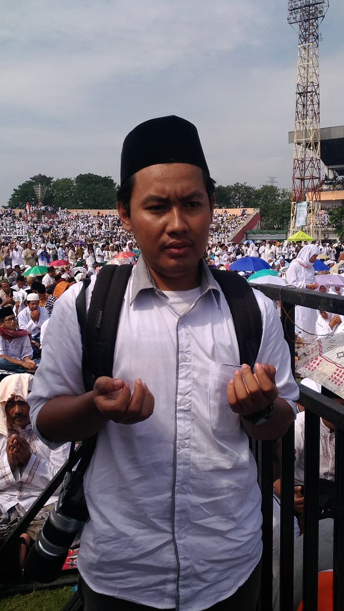 Dan saya kemaren juga sempat kejepret kamera di #istighotsahKubro . . Tapi ini lumayan bagus gaya nya . 🤣