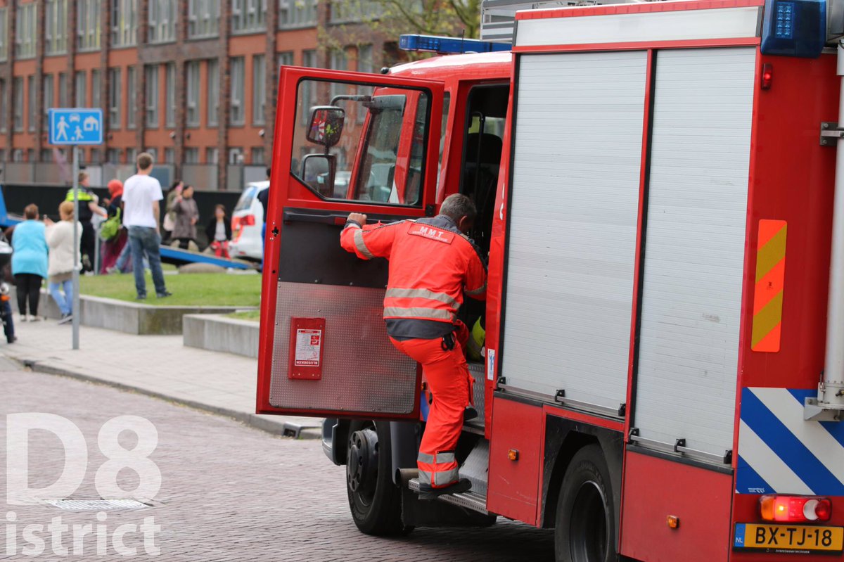RedactieD8's tweet photo. Het overige personeel van het MMT is door de brandweer terug gebracht naar de traumahelikopter die in het #Poptapark stond in #Delft. https://t.co/WesxjlUM5S