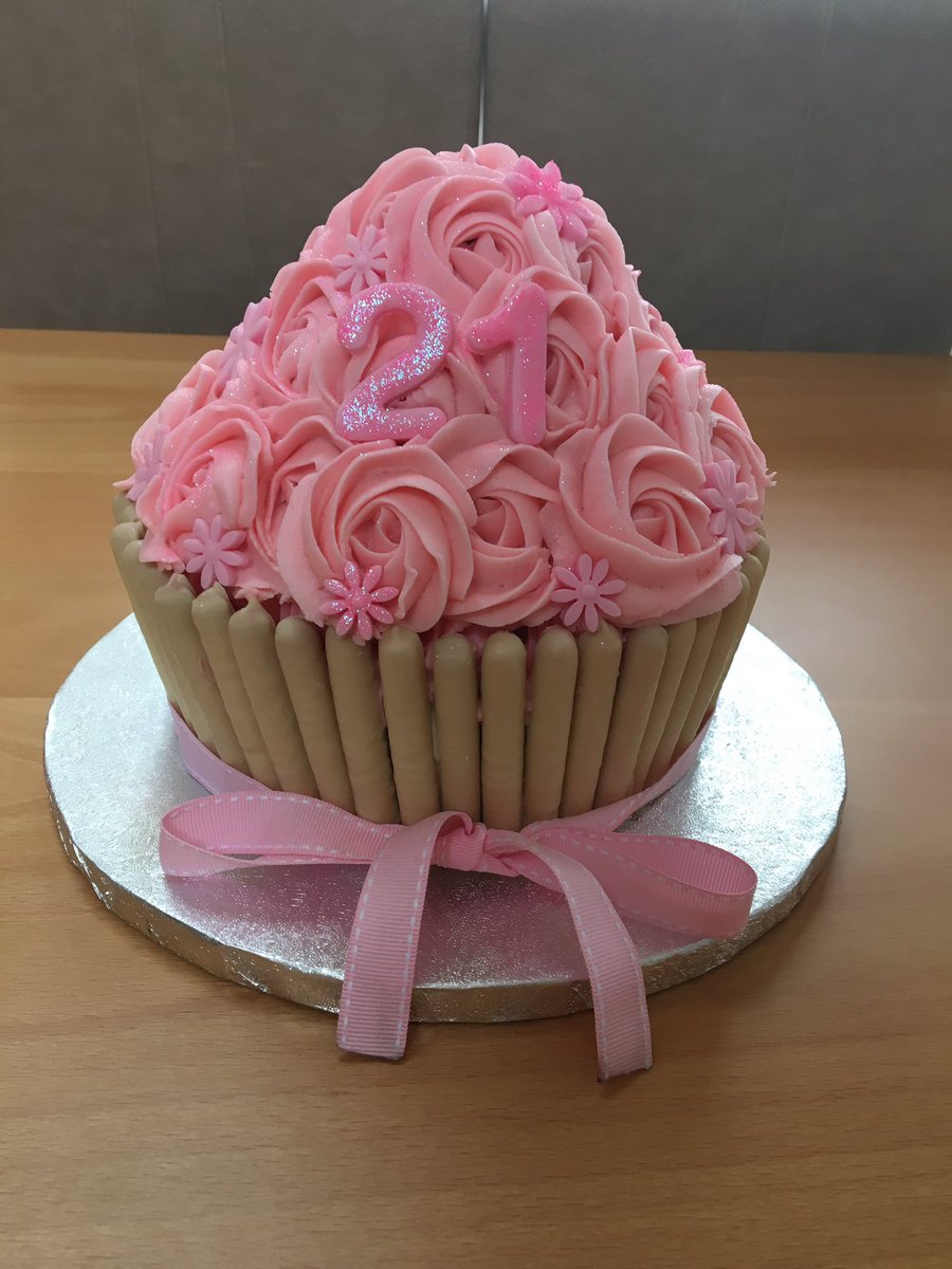 _LACupcakes's tweet photo. Some of our recent cakes and cupcakes! #cupcakes #cakes #baby #21st #giantcupcake https://t.co/lGgGWR1IpO